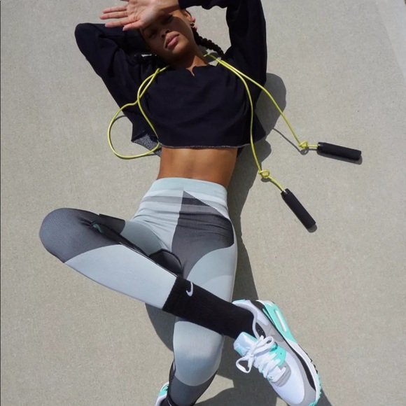 Nike Pants - Women’s Nike Sculpt Icon Clash Legging Size XS